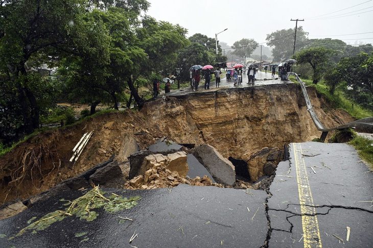 Mưa lũ do bão Freddy gây sạt lở đường lớn ở Blantyre, Malawi - Ảnh: AFP/Getty Images