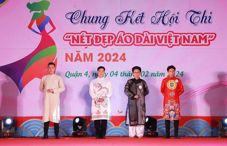 Tác giả mặc áo dài đen tại chung kết cuộc thi