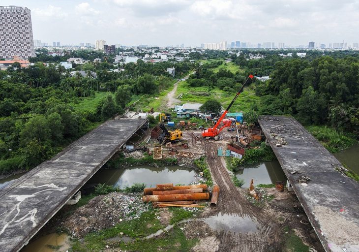 Công trường đoạn 3, vành đai 2 (từ Phạm Văn Đồng đến cầu vượt Gò Dưa, TP Thủ Đức) đình trệ thời gian dài - Ảnh: CHÂU TUẤN
