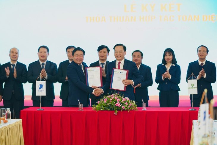img8152-1739235700866788514364 Ba ông lớn Vinachem, Petrolimex, VNPT bắt tay hợp tác - Ảnh 1.