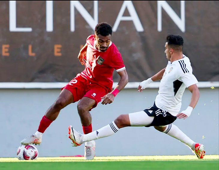 Indonesia (trái) trong trận thua Libya ở trận giao hữu vào tối 5-1 - Ảnh: BOLA