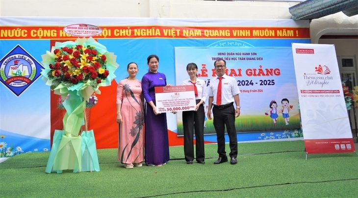 photo-1725620006132-17256200063211735245729 Agribank tặng tủ sách, thiết bị học tập cho trường học ở 13 địa phương - Ảnh 4.