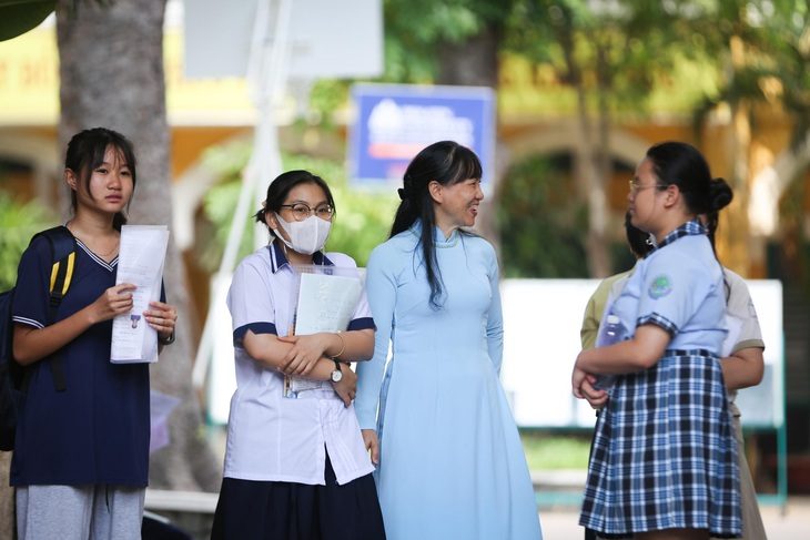 Học sinh TP.HCM sau khi hoàn thành môn văn trong kỳ thi tuyển sinh lớp 10 năm 2024 - Ảnh: PHƯƠNG QUYÊN
