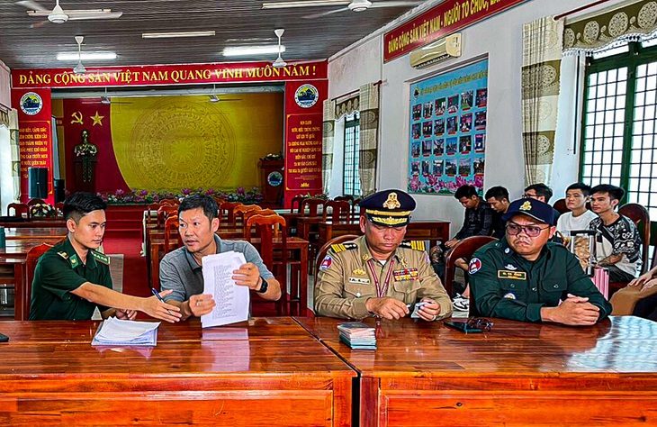 Lực lượng chức năng tỉnh Tây Ninh tiếp nhận bàn giao 15 người Việt Nam từ phía Campuchia - Ảnh: Lực lượng chức năng cung cấp